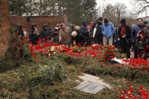 Ein Foto von der Gedenkstätte der Sozialisten in Berlin zur "LL-Demo", d.h. der Gedenkveranstaltung zum Mord an Rosa Luxemburg und Karl Liebknecht. Abgebildet sind die Gräber und Denkmäler im Mittelrondell der Gedenkstätte, beschmückt mit zahlreichen Blumen und besucht von zahlreichen Gedenkenden.